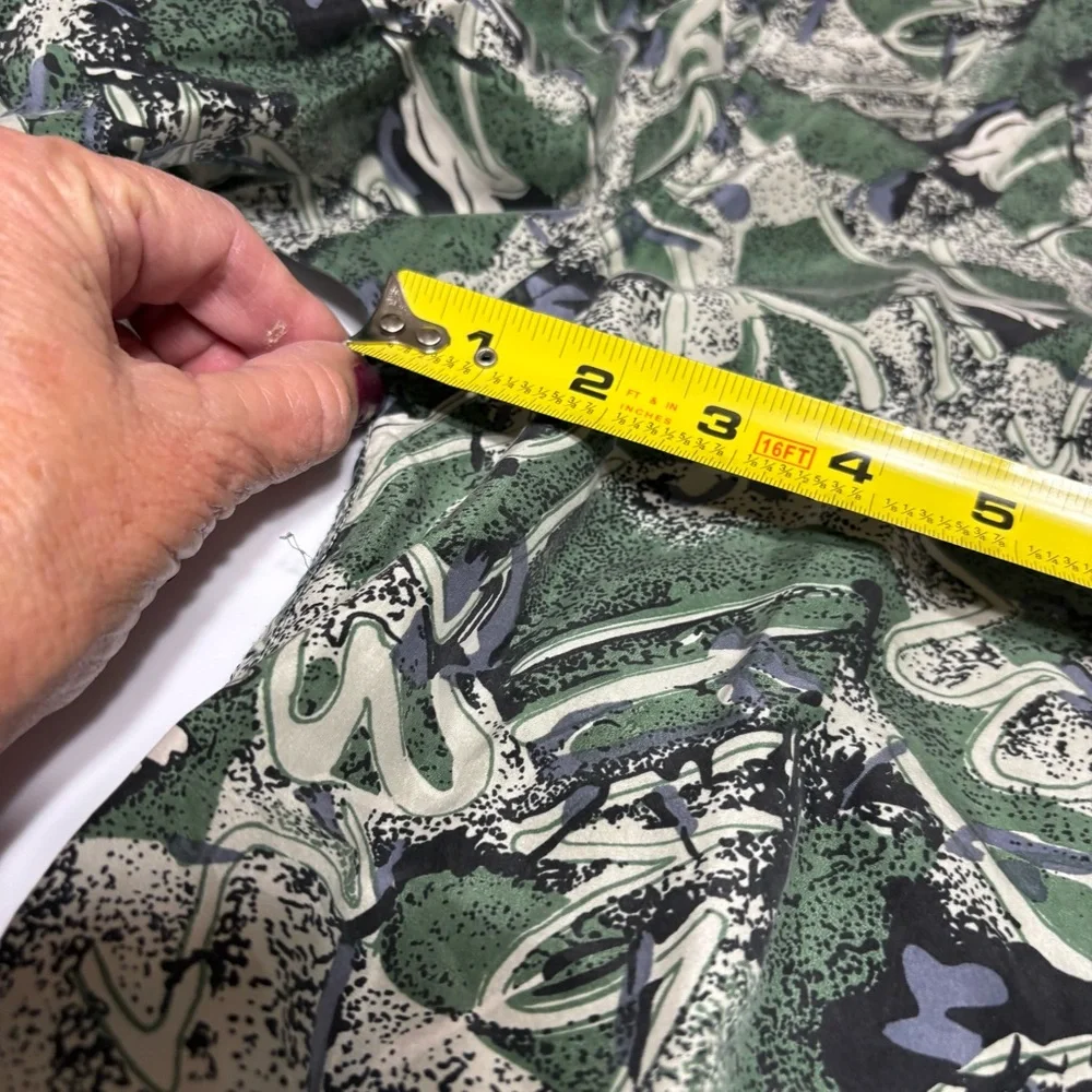 Chiamare 100% silk shirt in a green and white abstract pattern. - Picture 11 of 14